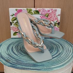 NWOT Bella Marie SZ 7 Braided Chain Blue Heels